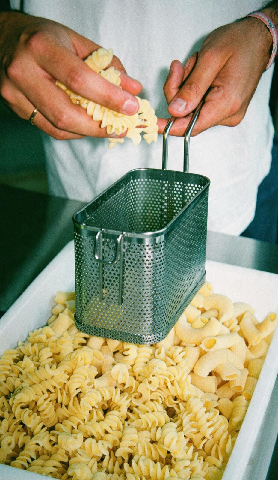 Manos dando forma a la pasta fresca de Tutto Passa